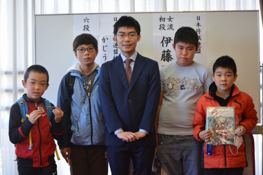 2月28日 梶浦宏孝六段と伊藤明日香女流初段による指導対局の様子 山本将棋教室