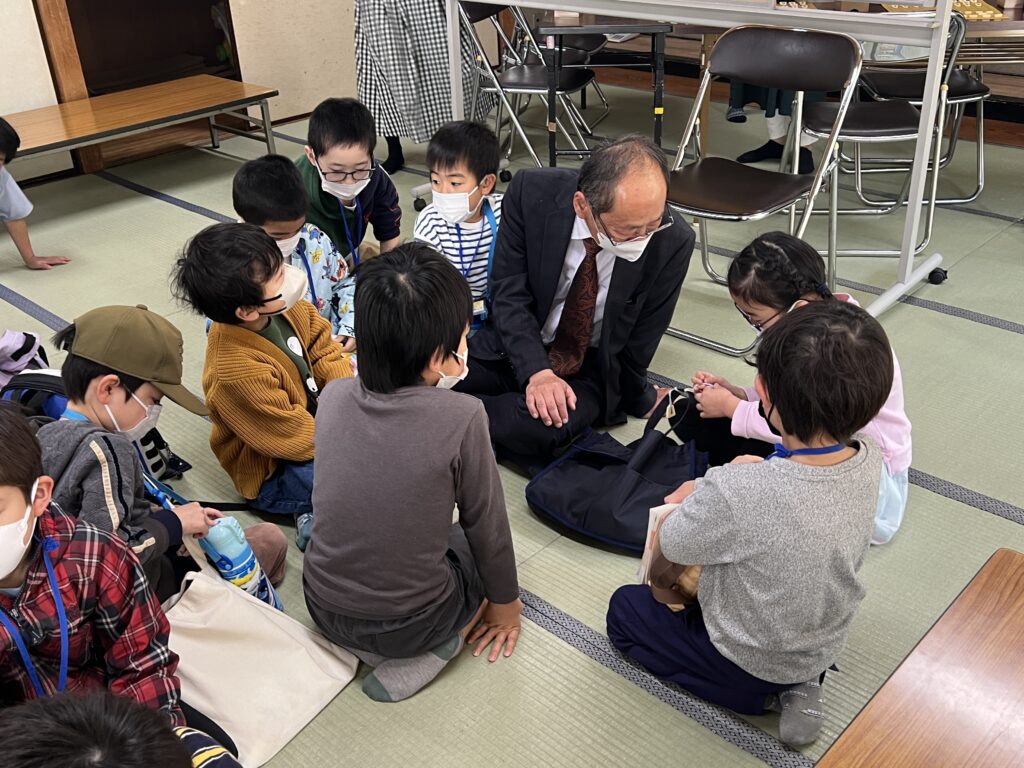 2023年4月1日 植山悦行七段によるプロ棋士指導対局の様子 山本将棋教室